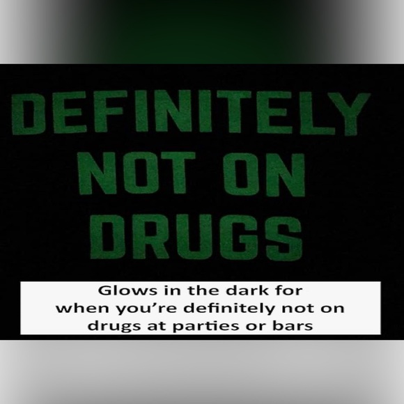 Black t shirt definitely not on drugs funny gag glows in the dark club party - Picture 3 of 3